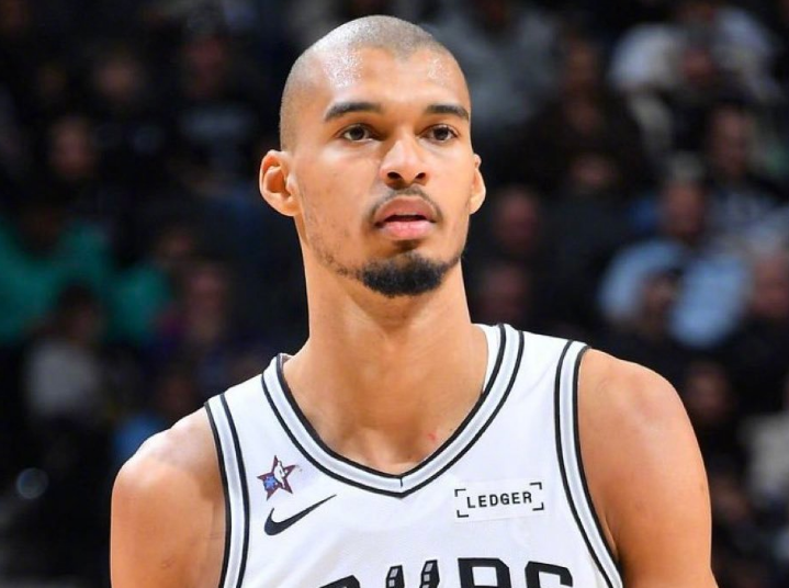 体育赛事-雷霆躺升联盟第一！马刺力克活塞豪取9连胜 文班21+17+6帽